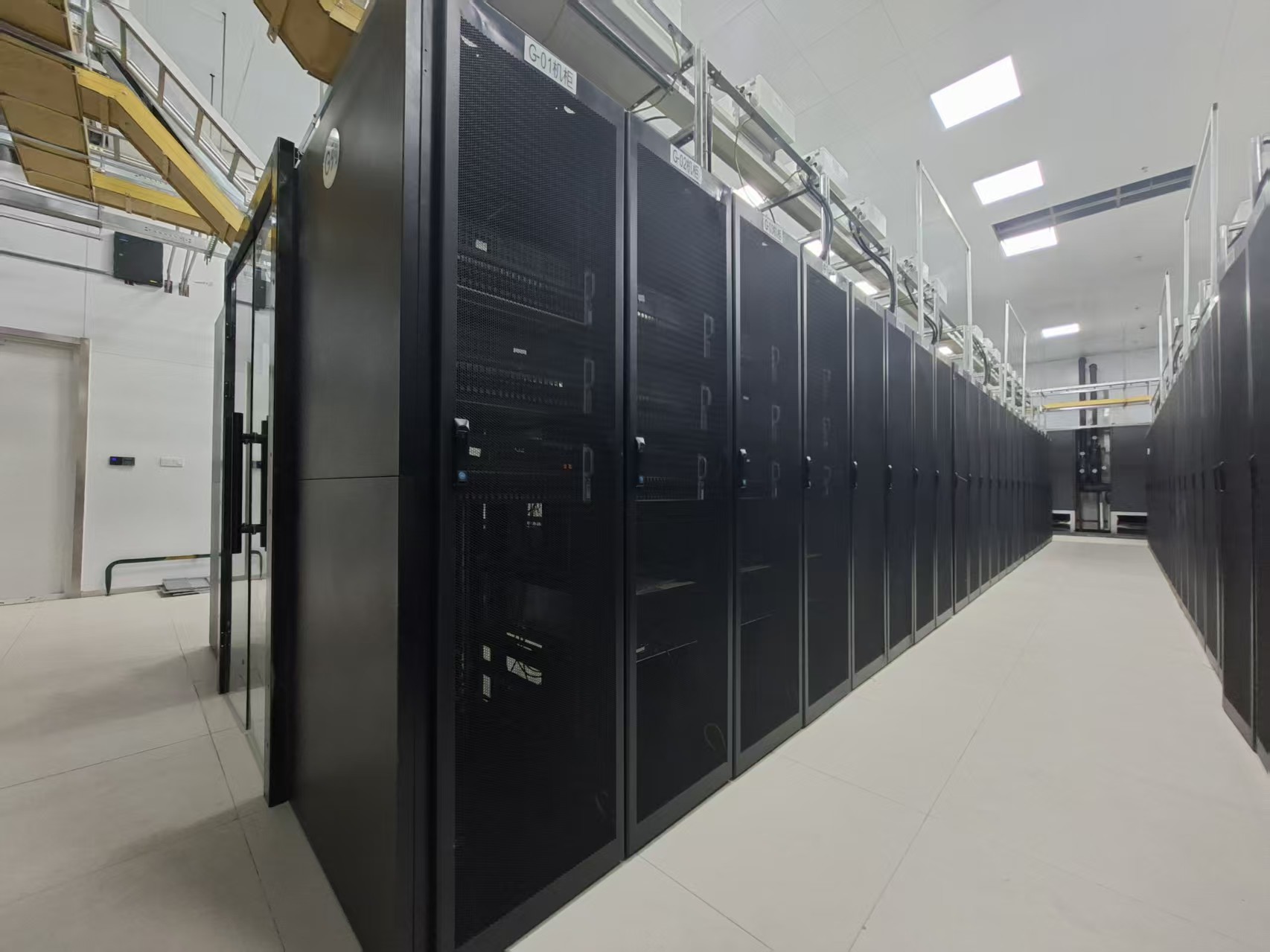 单客户部署超1000张GPU卡，训练千亿级AI模型